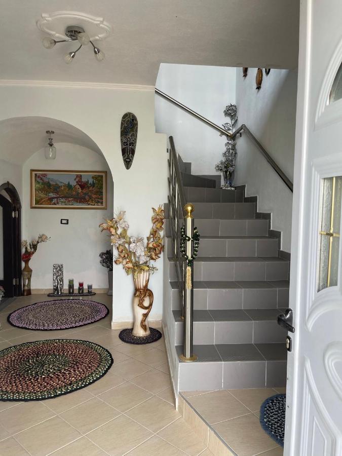 Leka GuestHouse Gjirokastër Extérieur photo
