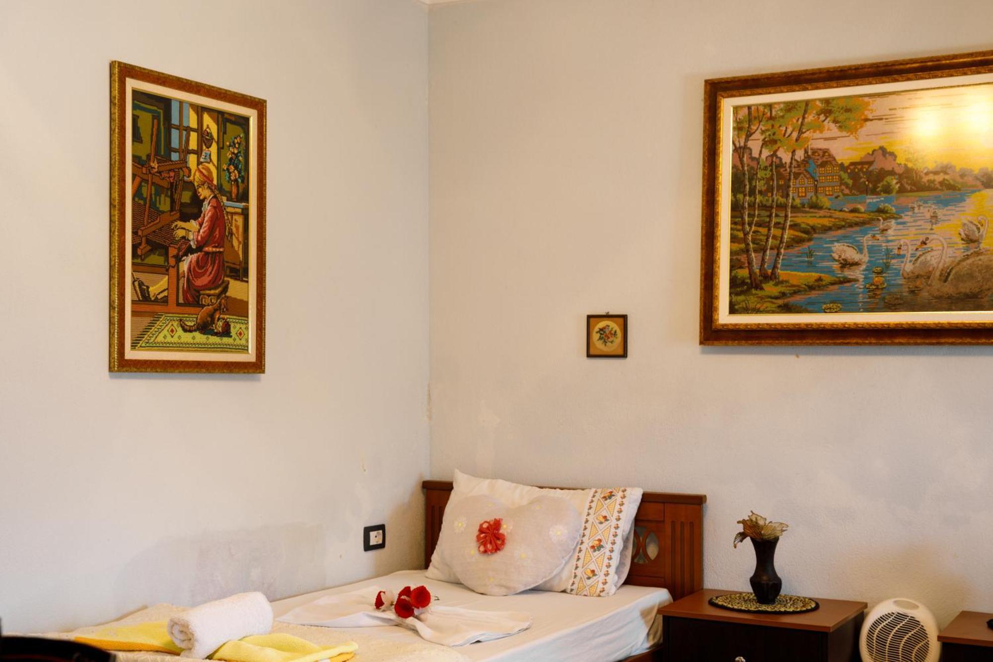 Leka GuestHouse Gjirokastër Extérieur photo