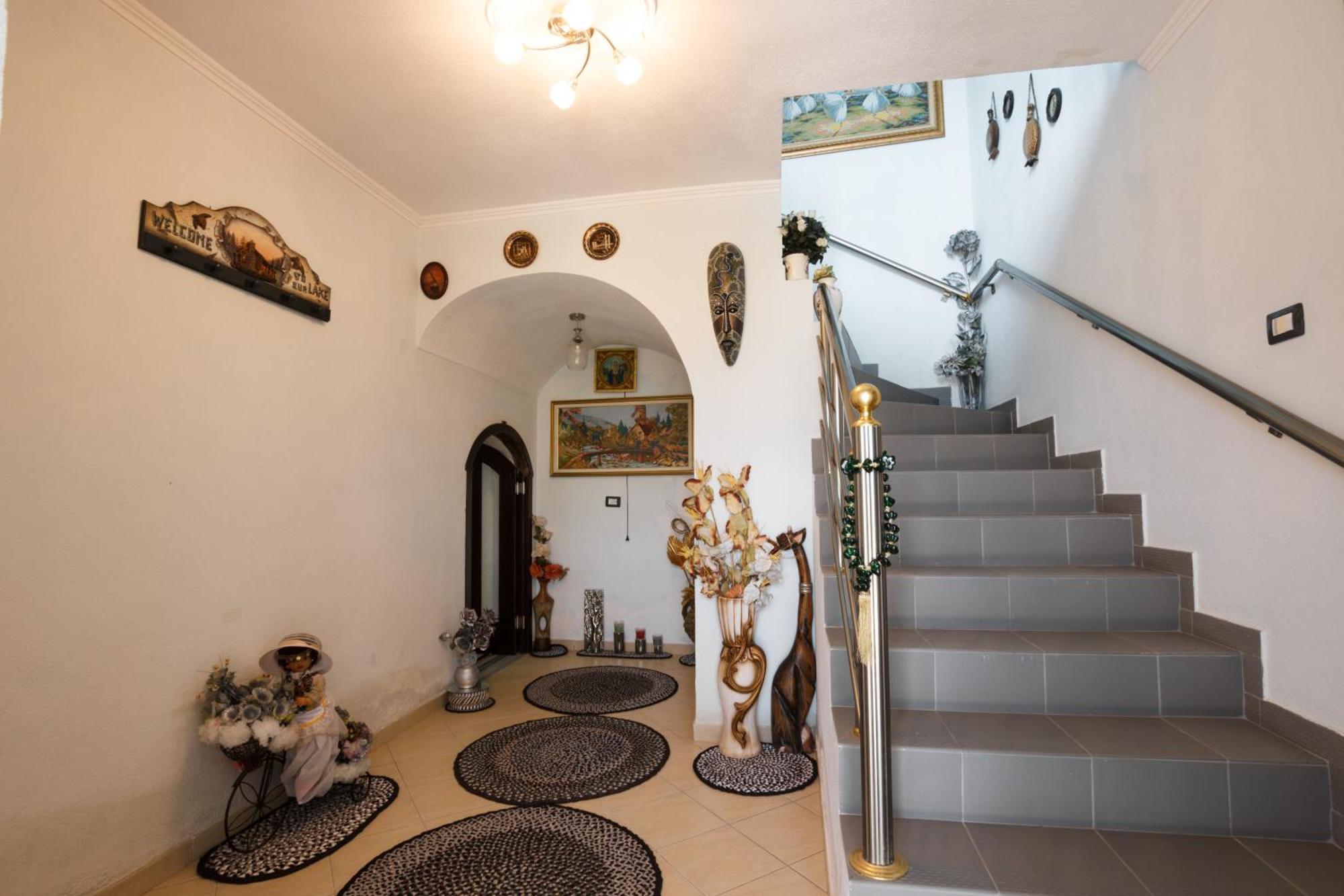 Leka GuestHouse Gjirokastër Extérieur photo
