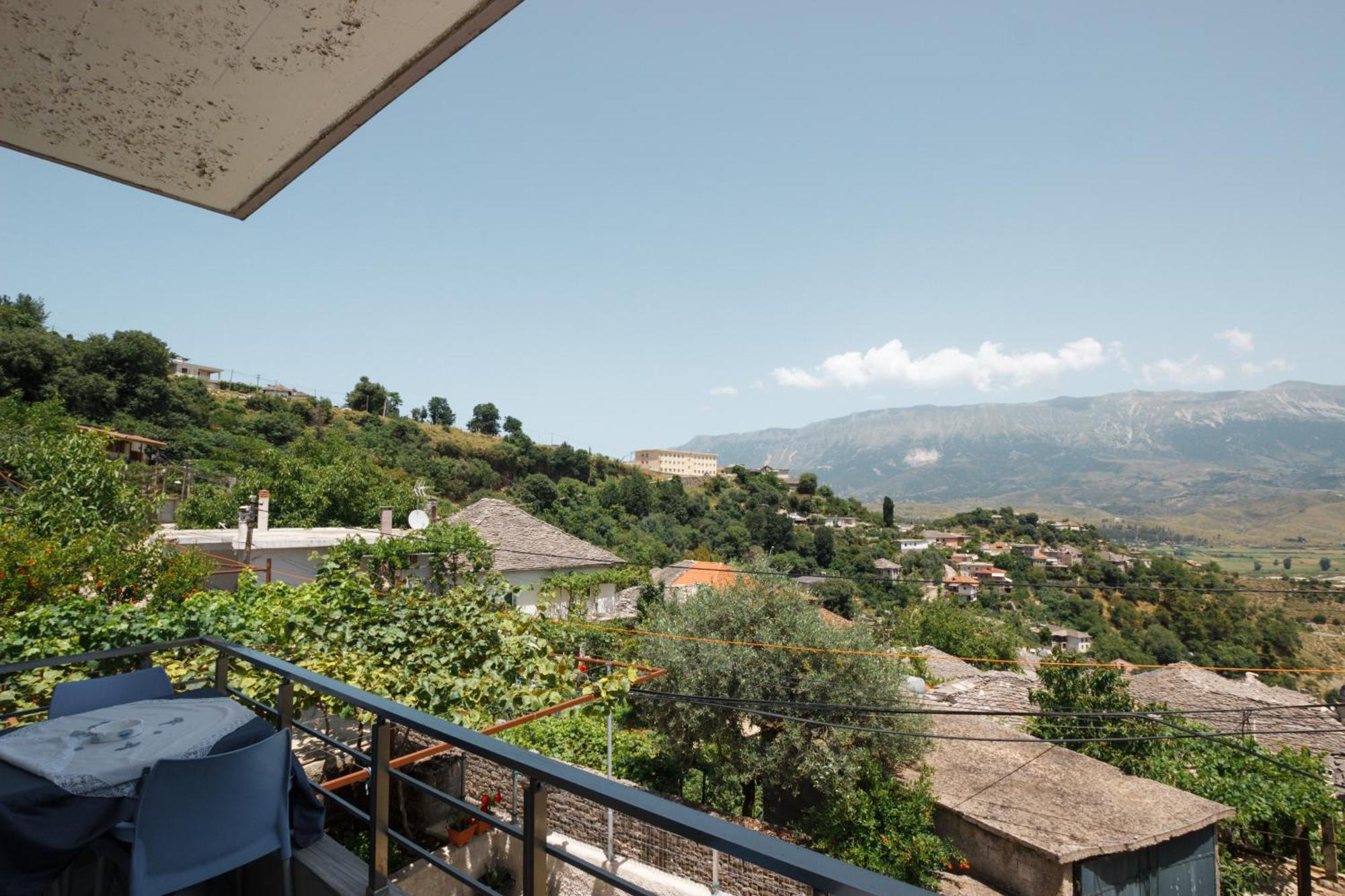 Leka GuestHouse Gjirokastër Extérieur photo